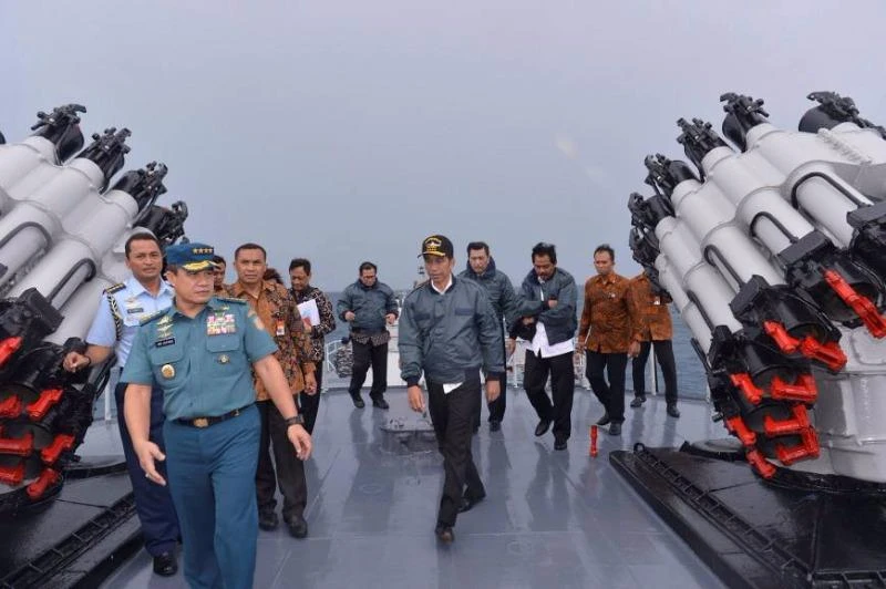 Tổng thống Indonesia Joko Widodo và các thành viên nội các trên boong tàu hải quân KRI Imam Bonjol ở quần đảo Natuna ngày 23-6.