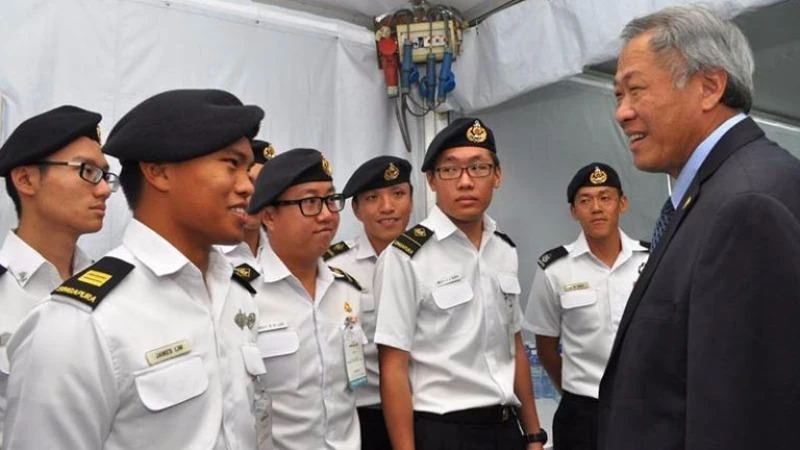 Bộ trưởng Quốc phòng Singapore Ng Eng Hen trao đổi với lính hải quân Singapore năm 2015. 