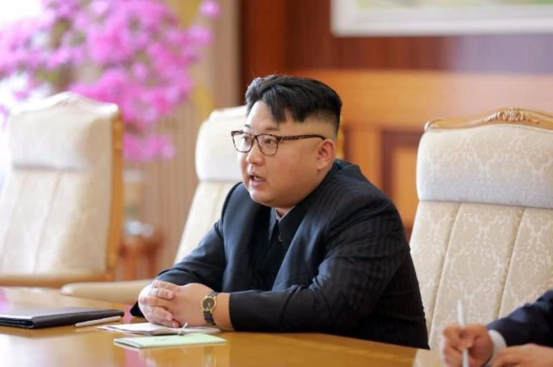 Ông Kim Jong-un trong một buổi tiếp quan chức Cuba hồi tháng 6.