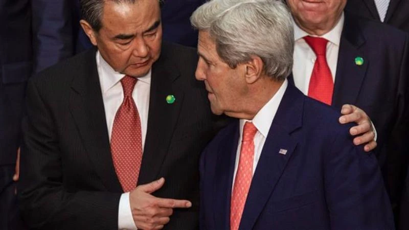 Bộ trưởng Ngoại giao Trung Quốc Vương Nghị (trái) và Ngoại trưởng Mỹ John Kerry gặp nhau tại Pháp ngày 3-6. 