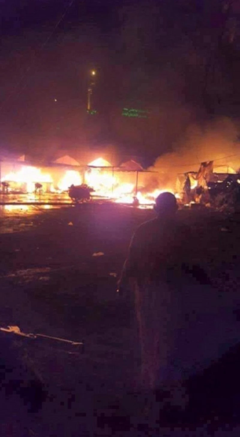 Hình ảnh hiện trường vụ đánh bom liên hoàn ở TP Balad (Iraq) lan truyền trên mạng. 