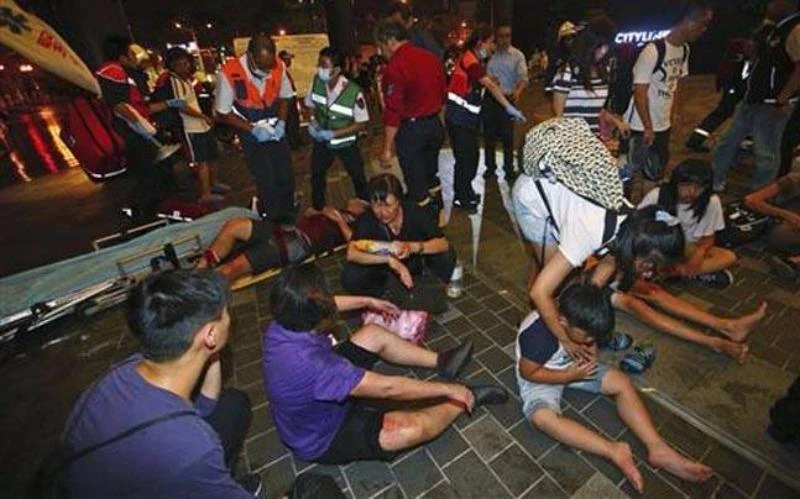 Người bị thương sau vụ nổ tàu điện. 