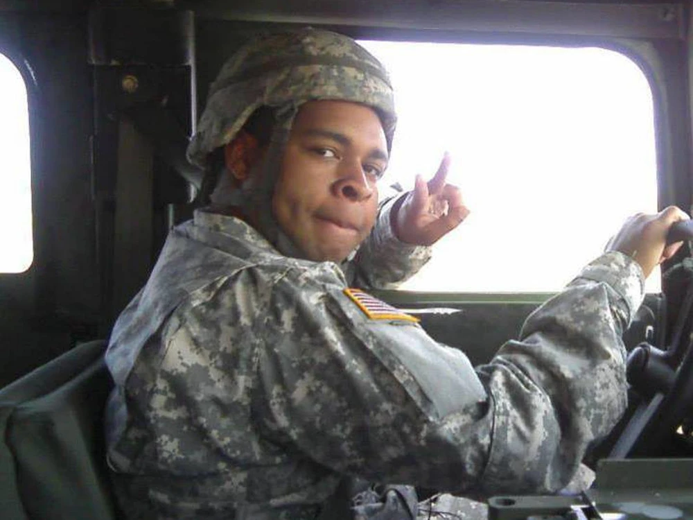 Tay súng bắn tỉa Johnson mặc trang phục dã chiến và lái xe quân sự trong một hình ảnh trên FACEBOOK.