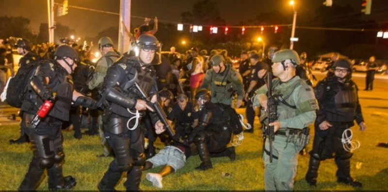 Cảnh sát bắt người biểu tình tại TP Baton Rouge đêm 9-7. 
