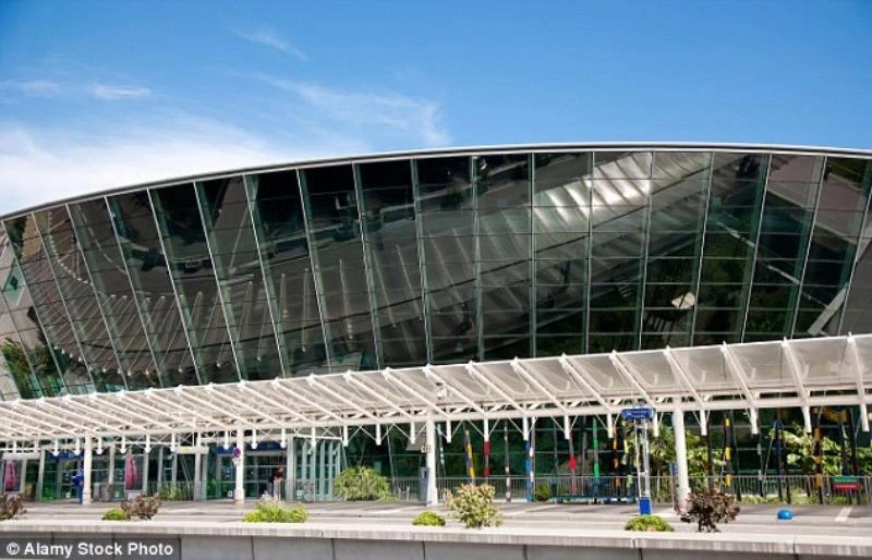 Sân bay quốc tế Côte d'Azur ở TP Nice phải sơ tán khẩn cấp vì lo sợ khủng bố. 