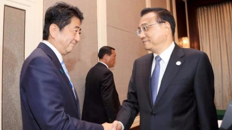 Thủ tướng Nhật Shinzo Abe (trái) và Thủ tướng Trung Quốc Lý Khắc Cường gặp nhau bên lề hội nghị Á-Âu tại Mông Cổ ngày 15-7.