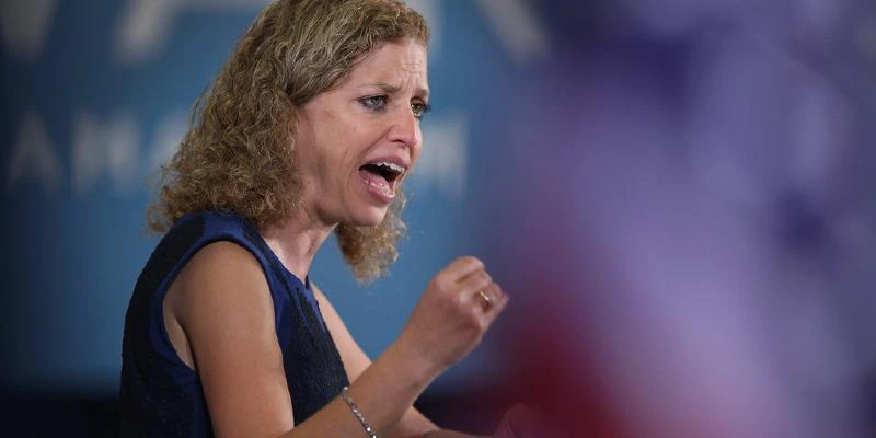 Chủ tịch đảng Dân chủ Debbie Wasserman Schultz từ chức ngày 24-7 liên quan 19.000 emails trong nội bộ đảng ưu ái bà Clinton. 