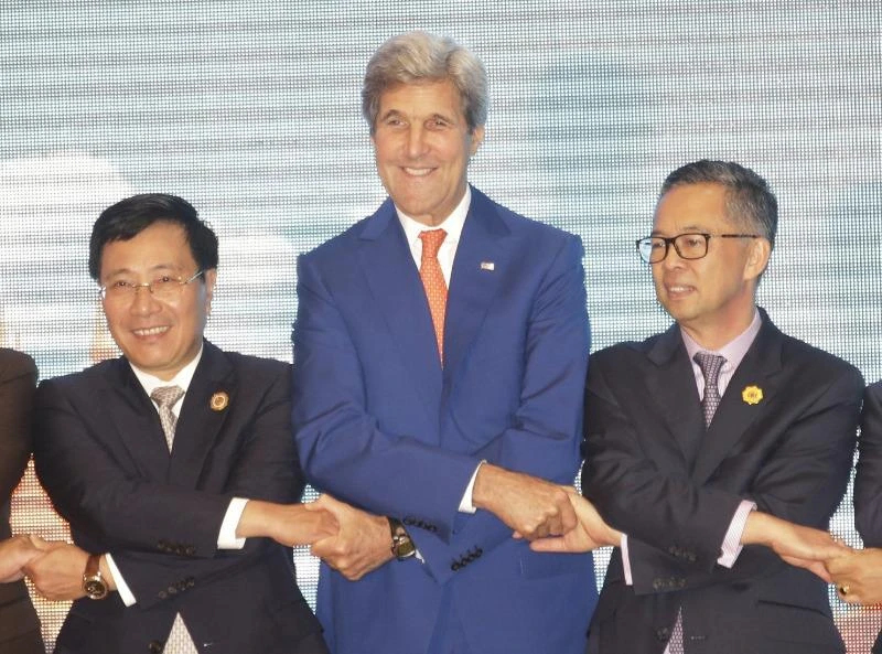 Bộ trưởng Ngoại giao Phạm Bình Minh (trái) và Ngoại trưởng John Kerry (phải) và một quan chức Malaysia chụp hình chung tại hội nghị Bộ trưởng Ngoại giao ASEAN-Mỹ ở Lào ngày 25-7.