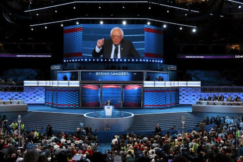 Ông Bernie Sanders phát biểu tại đêm khai mạc đại hội đảng Dân chủ 25-7 tại TP Philadelphia (Mỹ). 