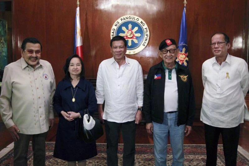 Từ trái qua: Joseph E. Estrada, Gloria Macapagal-Arroyo, Rodrigo R. Duterte, Fidel V. Ramos, Benigno S. Aquino III. 