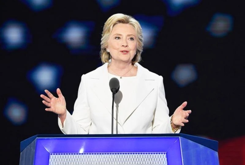 Bà Clinton phát biểu nhận đề cử của đảng Dân chủ tối 28-7.
