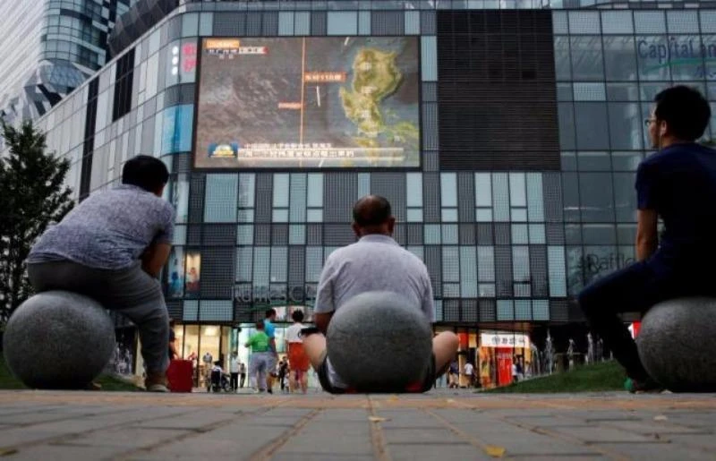 Dân Trung Quốc theo dõi thông tin về biển Đông qua truyền hình công cộng ở Bắc Kinh giữa tháng 7. 