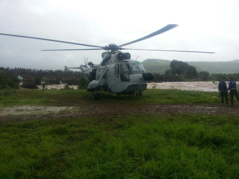 Cây cầu cũ bị sập lôi hai xe khách xuống sông. 