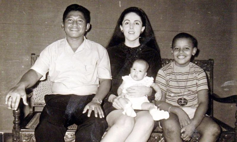 Cậu bé Obama (phải) cùng bố dượng Lolo Soetoro, em gái Maya Soetoro, mẹ Ann Dunham.