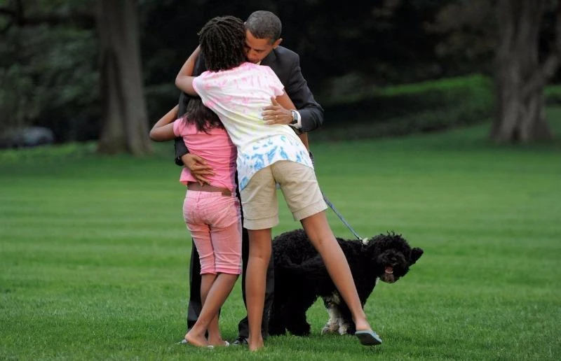 Tổng thống Obama được các con chào đón tại sân Nhà trắng sau một ngày làm việc, ngày 15-9-2009. 