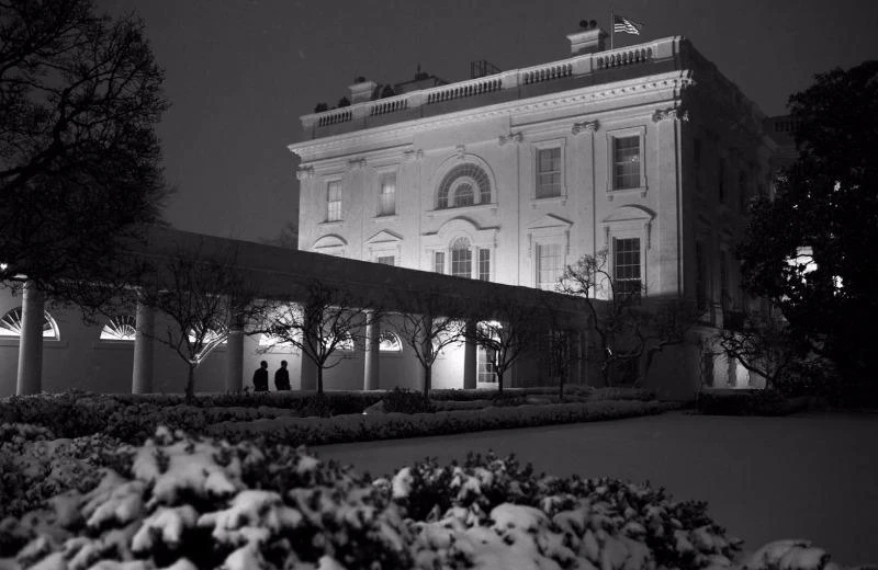 Tổng thống Obama và Chánh văn phòng nội các Denis McDonough trở về Nhà trắng sau một ngày làm việc trong một đêm đầy tuyết 27-10-2013. 