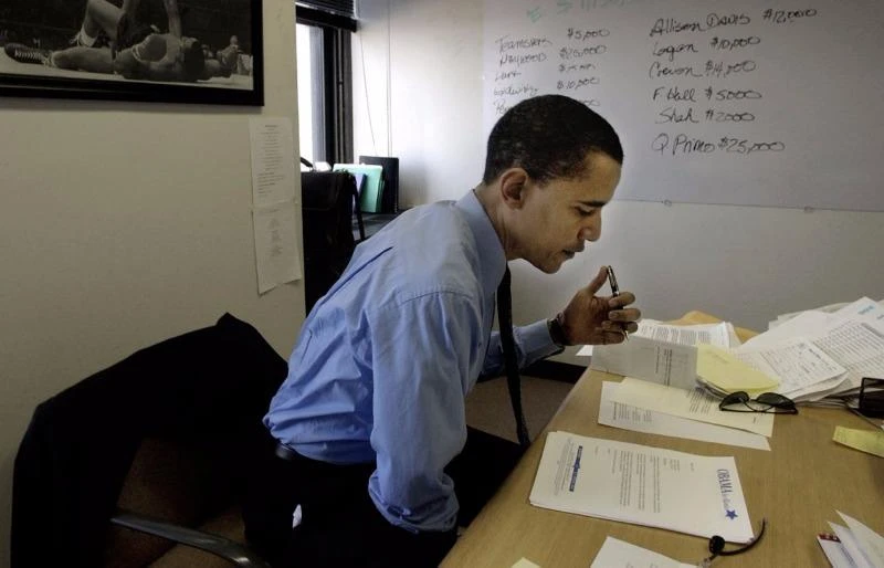 Thượng nghị sĩ Obama chuẩn bị cho một phiên tranh luận trên truyền hình với các thượng nghị sĩ Dân chủ khác ở Chicago ngày 16-3-2004.