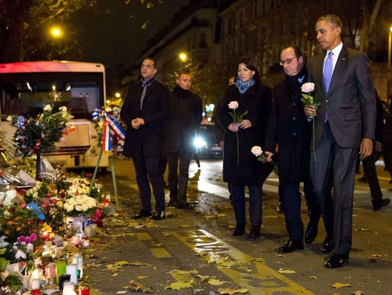 Tổng thống Obama đặt hoa tưởng niệm nạn nhân khủng bố Paris ngày 30-11-2015.