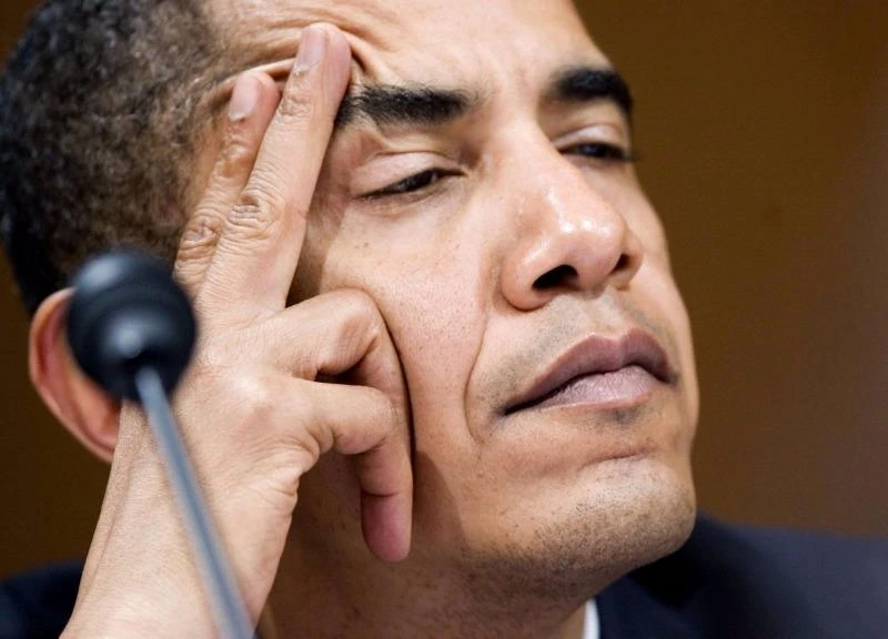 Thượng nghị sĩ Obama trong một phiên điều trần của Tư lệnh quân đội Mỹ tại Iraq David Petraeus và đại sứ Mỹ tại Iraq Ryan Crocker trước Ủy ban Đối ngoại Thượng viện ngày 8-4-2008. 