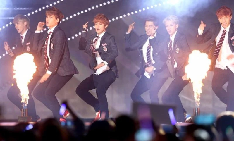 Ban nhạc Hàn Quốc EXO biểu diễn năm 2013. Hai buổi biểu diễn của EXO ở Thượng Hải đã bị hủy. 