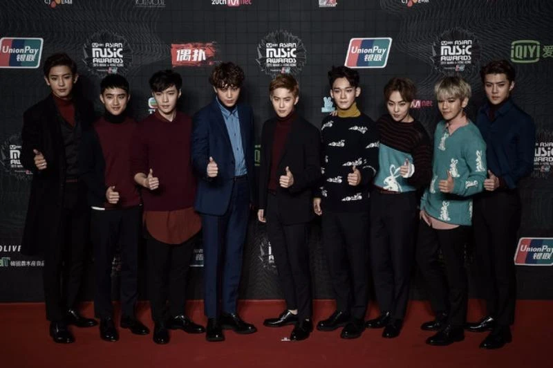 Ban nhạc Hàn Quốc EXO trong một lần biểu diễn ở Hong Kong năm 2015. 