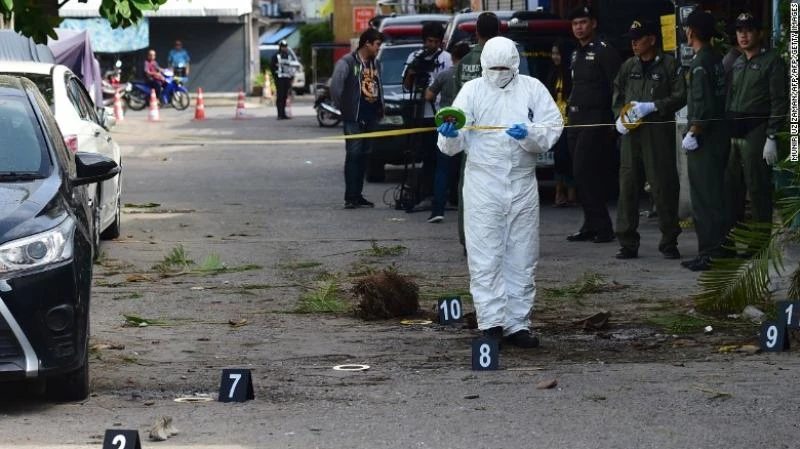 Cảnh sát điều tra một hiện trường nổ bom ở Hua Hin (Thái Lan). 