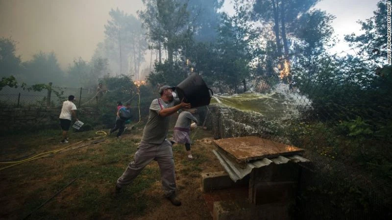 Người dân dập lửa cháy rừng tại As Neves, tây bắc Tây Ban Nha ngày 11-8. 