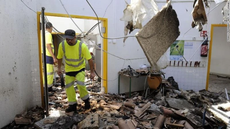 Một trường tiểu học ở Vitrolles, bắc Marseille (Pháp) sau khi bị lửa càn quét. 