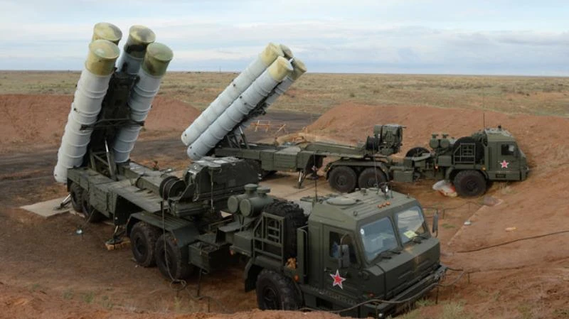 Nga triển khai tên lửa đất đối không S-400 đến Crimea giữa lúc căng thẳng với Ukraine tăng cao. 