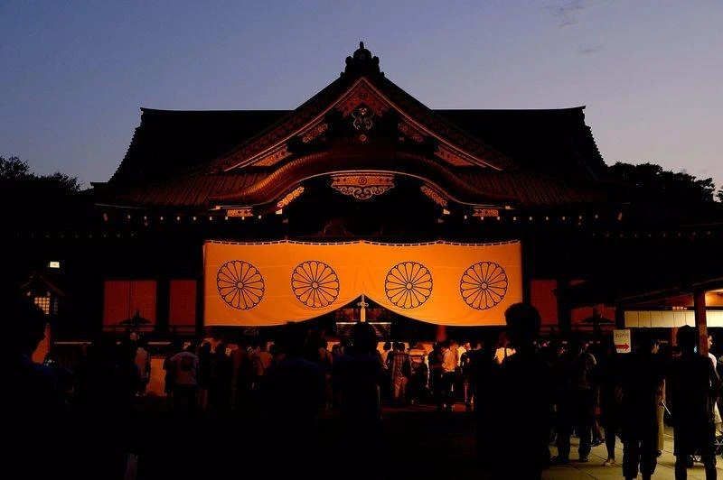 Trong đền Yasukuni có thờ 14 tướng quân đội Nhật bị tòa án quốc tế kết án là tội phạm chiến tranh. 
