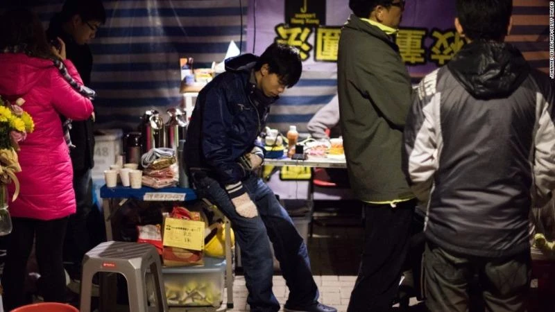 Lãnh đạo biểu tình Joshua Wong (ngồi) trong ngày tuyệt thực thứ 5 trong đợt biểu tình Hong Kong năm 2014. 