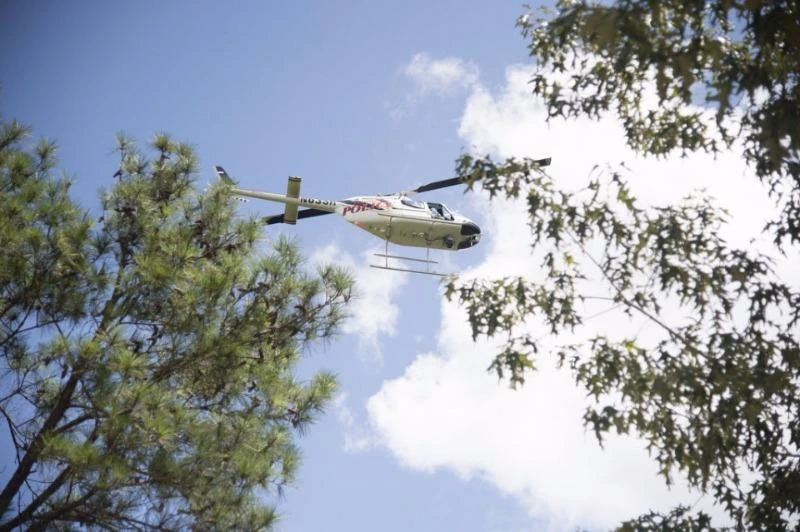 Trực thăng cảnh sát được triển khai tuần tra quanh hiện trường tai nạn gần sân bay Tuscaloosa (bang Alabama, Mỹ) ngày 14-8. 