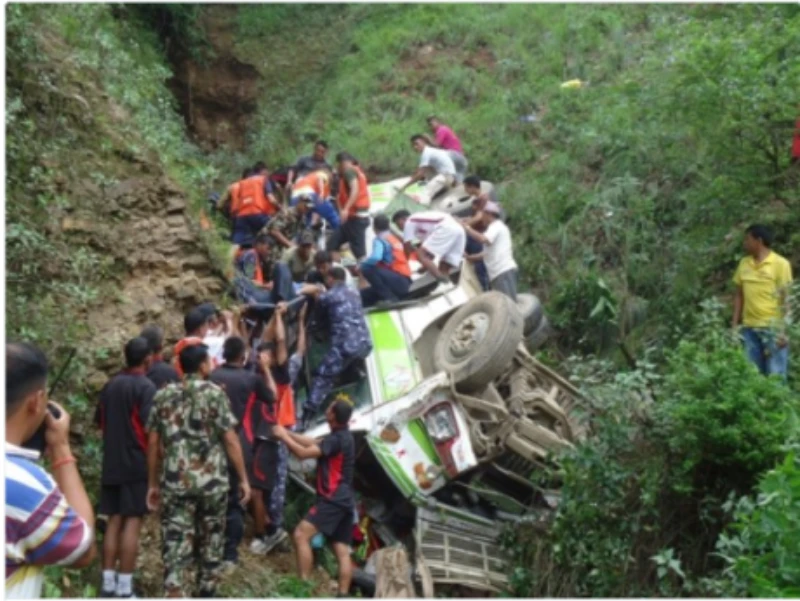 Hiện trường tai nạn xe khách lăn xuống vực.