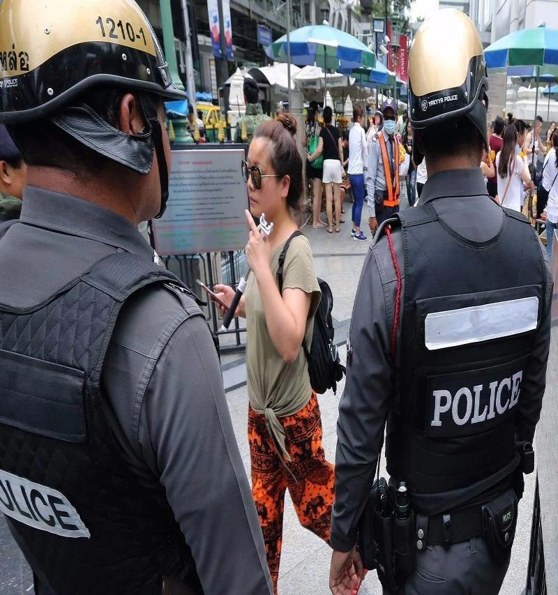 Cảnh sát Thái Lan tuần tra gần đền Erawan ở Bangkok (Thái Lan) ngày 14-8. Đền này năm ngoái cũng bị đánh bom làm 20 người chết.