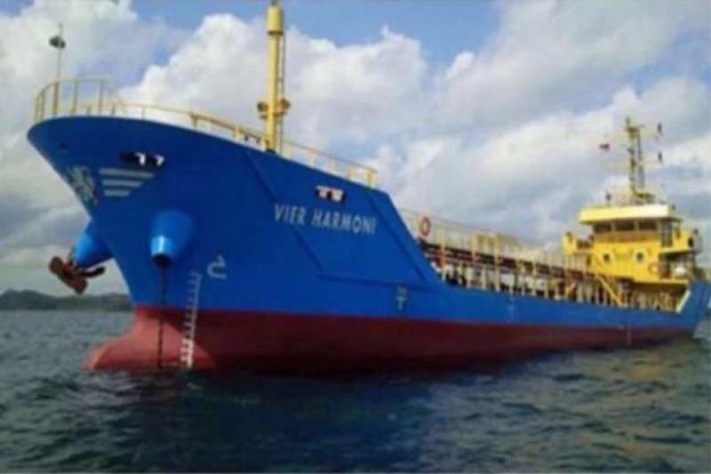 Tàu dầu Vier Harmoni của Malaysia chở 900.000 lít dầu bị cướp ở vùng biển Indonesia. 