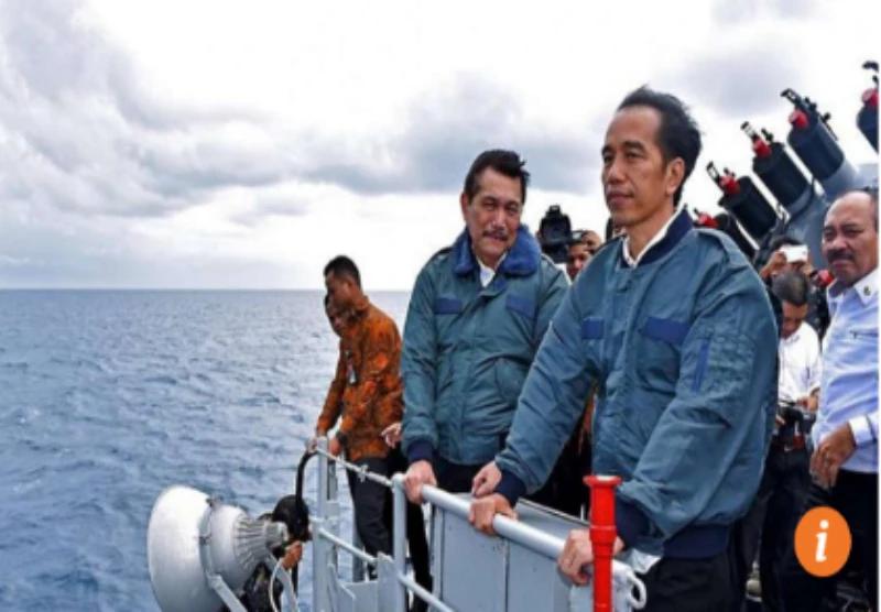Tổng thống Indonesia Joko Widodo (áo xanh bên phải) thăm quần đảo Natuna hồi tháng 6. 