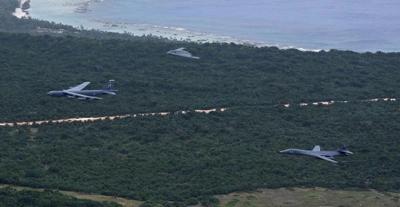 Các máy bay ném bom chiến lược B-52 Stratofortress, B-1 Lancer và B-2 Spirit trên bầu trời Guam sau khi cất cánh từ căn cứ không quân Andersen ngày 17-8