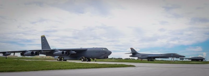 Máy bay ném bom lược B-52 Stratofortress, B-1 Lancer và B-2 Spirit trên đường băng sân bay căn cứ không quân Andersen ngày 17-8. 