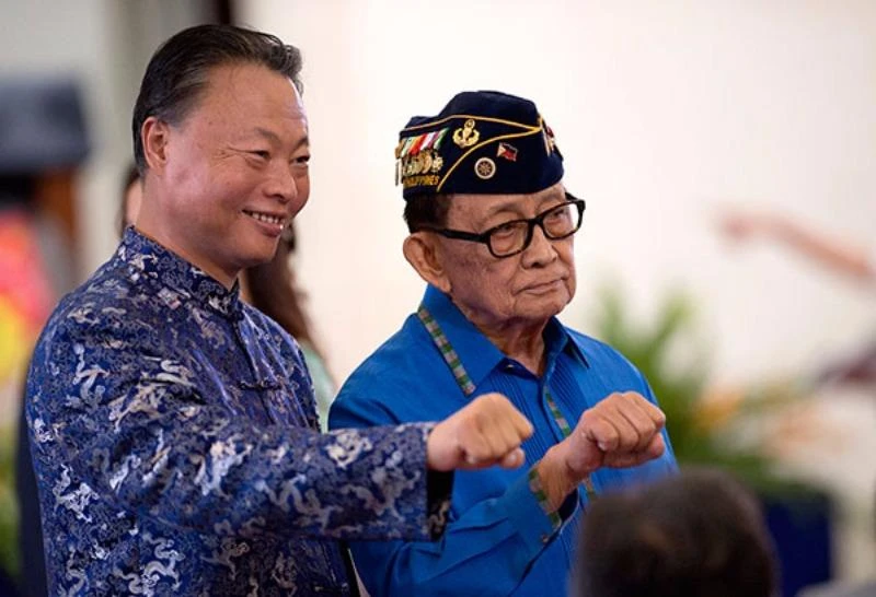 Cựu Tổng thống Philippines Fidel Ramos (phải) và đại sứ Trung Quốc tại Philippines Triệu Giám Hoa tại buổi lễ kỷ niệm thành lập cảnh sát Philippines ở Manila ngày 17-8. 