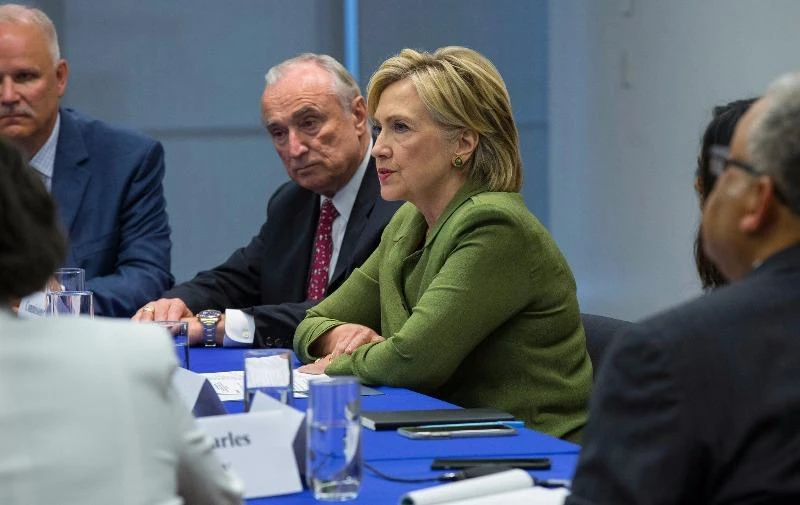 Bà Hillary Clinton trong một cuộc gặp với cảnh sát tại New York tuần trước. 