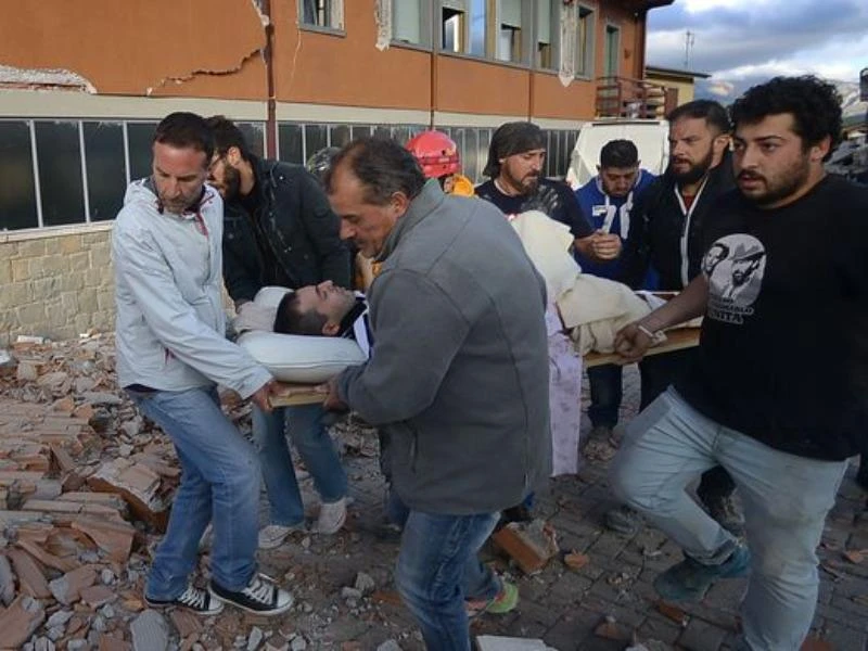 Cứu người bị thương vì động đất ở thị trấn Amatrice ngày 24-8. 