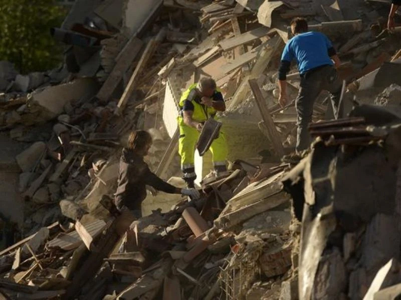 Nỗ lực cứu người sau động đất ở thị trấn Amatrice ngày 24-8.
