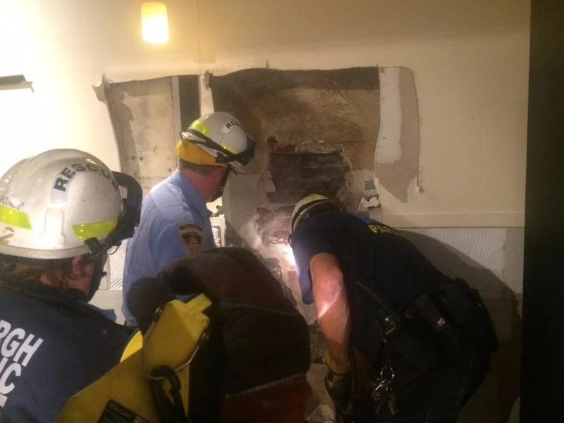 Lực lượng cứu hộ khoan tường cứu anh chàng chơi nổi. 