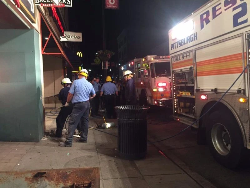 Một nhà hàng phải nghỉ bán nửa tháng vì tường bị khoan nham nhở. 