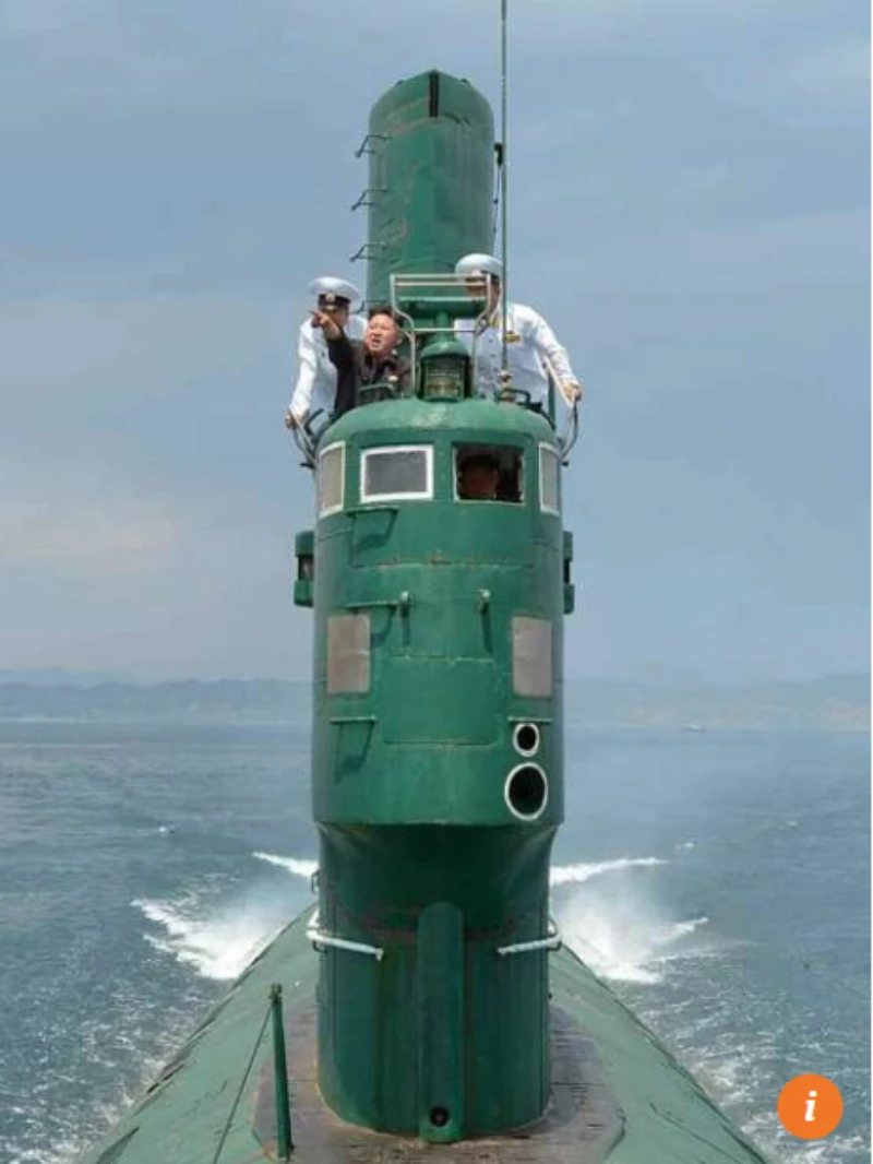 Lãnh đạo Triều Tiên Kim Yong-un trong một lần thị sát tàu ngầm. 