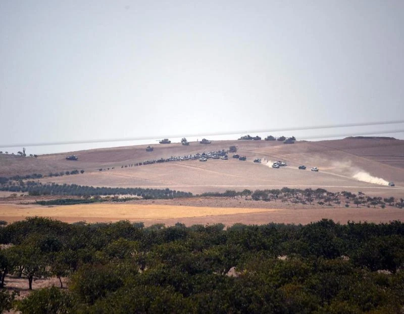 Xe tăng Thổ Nhĩ Kỳ và lực lượng phe nổi dậy tiến về biên giới Syria ngày 24-8. 