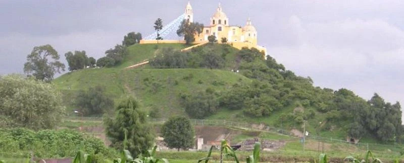 Nhà thờ do người Tây Ban Nha xây phía trên Kim tự tháp Cholulu.