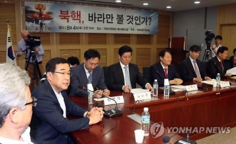 Các nghị sĩ đảng cầm quyền Saenuri trong một buổi họp bàn cách đối phó đe dọa từ Triều Tiên ngày 4-8.