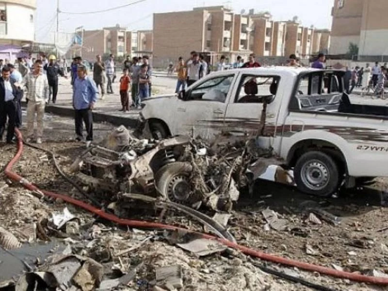 Ô tô bị phá hủy vì bị pháo từ kho vũ khí bay trúng. 