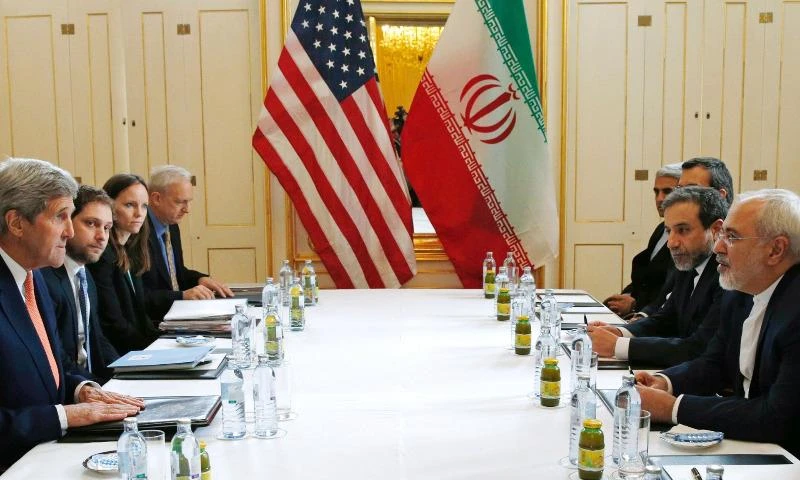 Ngoại trưởng Mỹ John Kerry (trái) và Ngoại trưởng Iran Javad Zarif (phải) gặp nhau tại Vienna (Áo) tháng 1. 